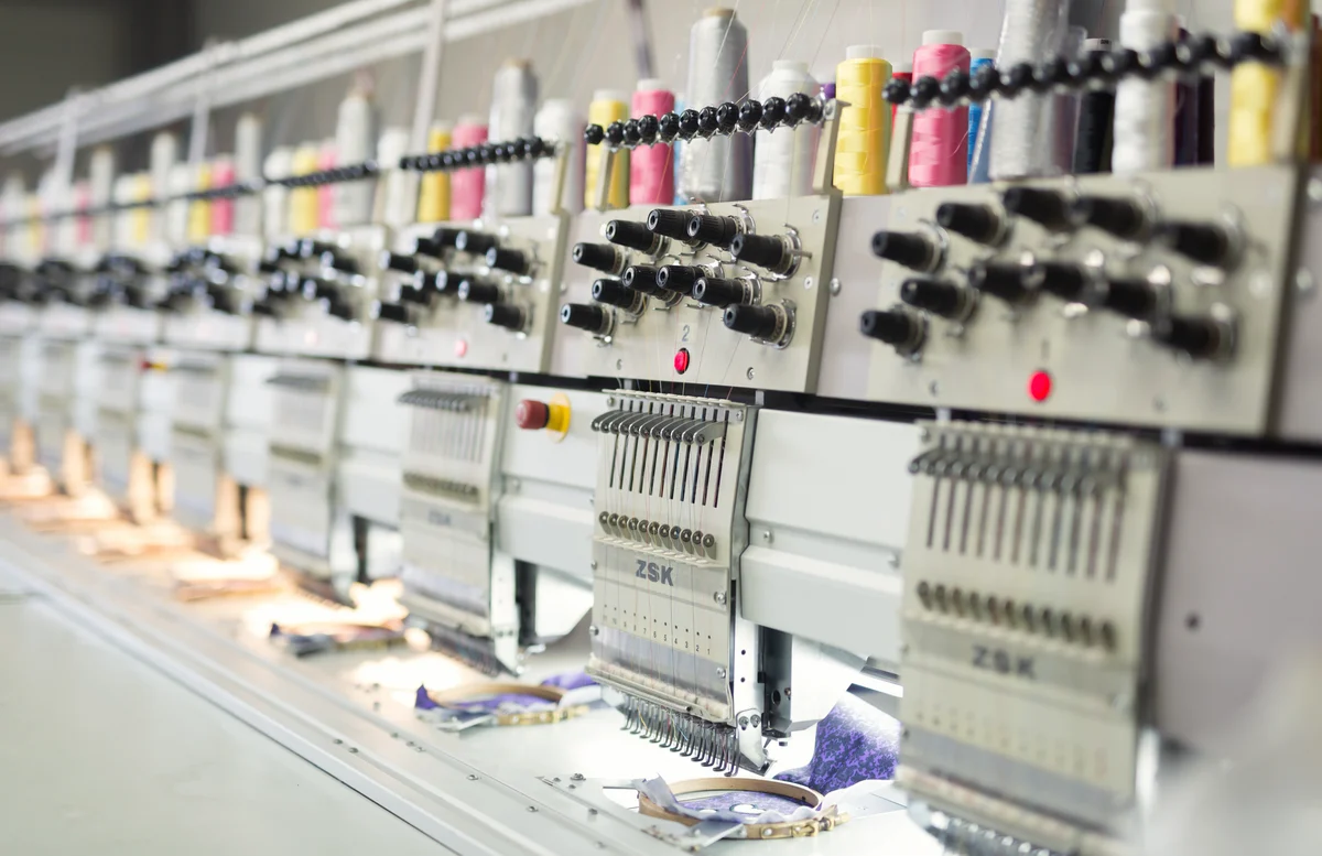 Multi-head embroidery machines with coloured threads